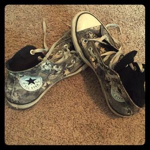 Black,white, and gray Converse